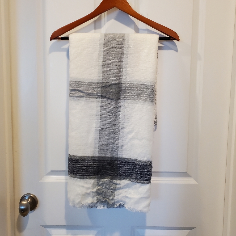 H &‎ M plaid scarf.